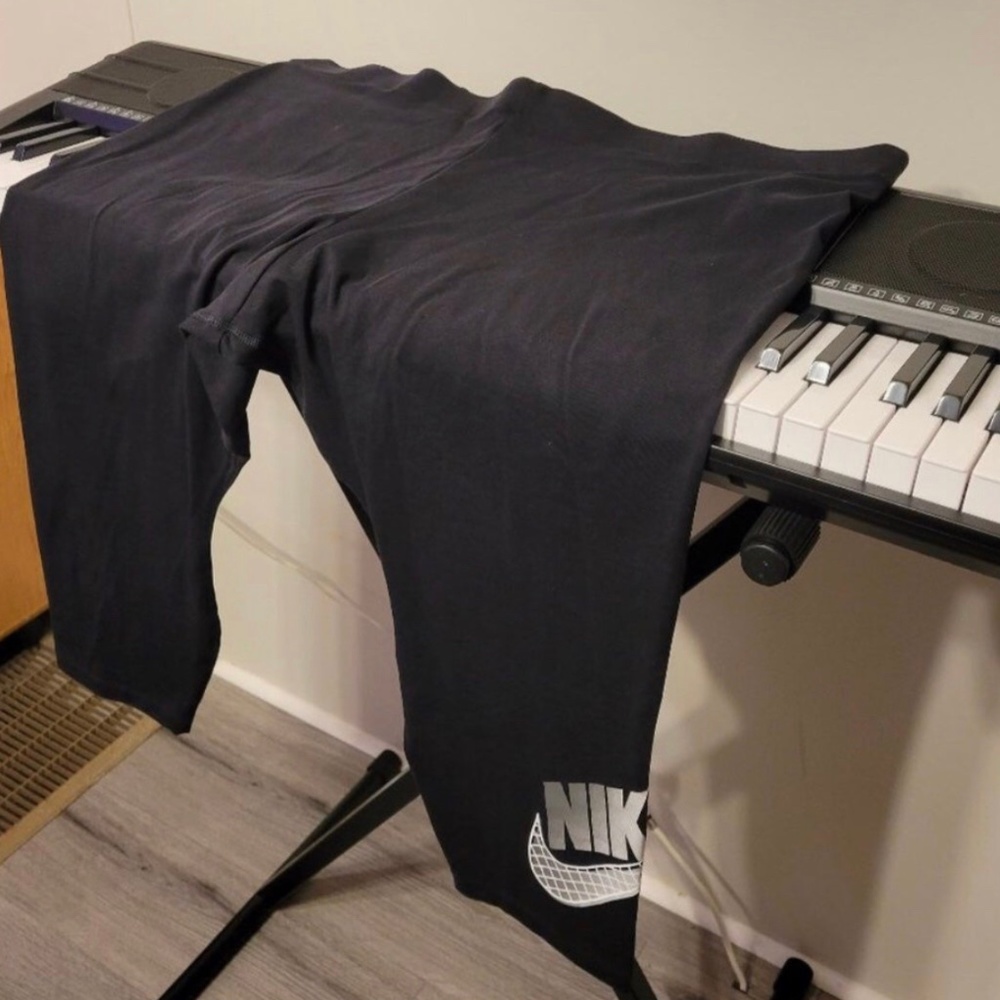 NWT Nike Tight Fit Crop Length 3x Plus Legging with Nike Swoosh - Black